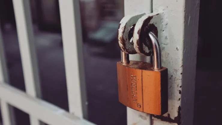 La prevención y el mantenimiento de puertas y chapas ayudan a proteger el hogar