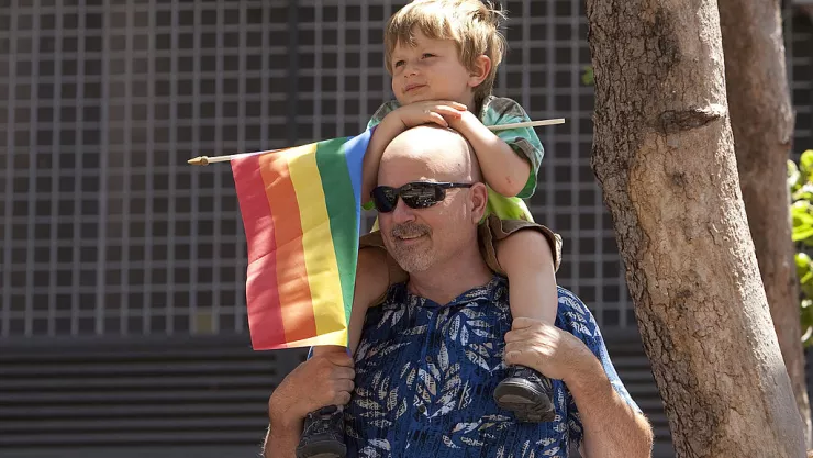 Hungría aprobó una ley que prohíbe la adopción de niños entre parejas LGBT