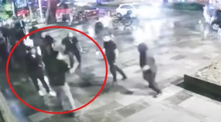Cadeneros golpean brutalmente a cliente en Puebla; ¿Por no dejar propina?