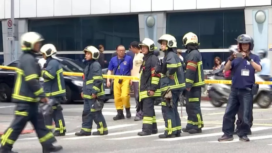 En esta imagen extraída de un video, bomberos reunidos en una calla de Taipéi, Taiwán, tras un sismo el jueves 18 de abril de 2019. Imagen: AP