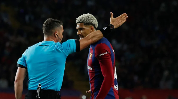 Ronald Araujo expulsado ante el PSG