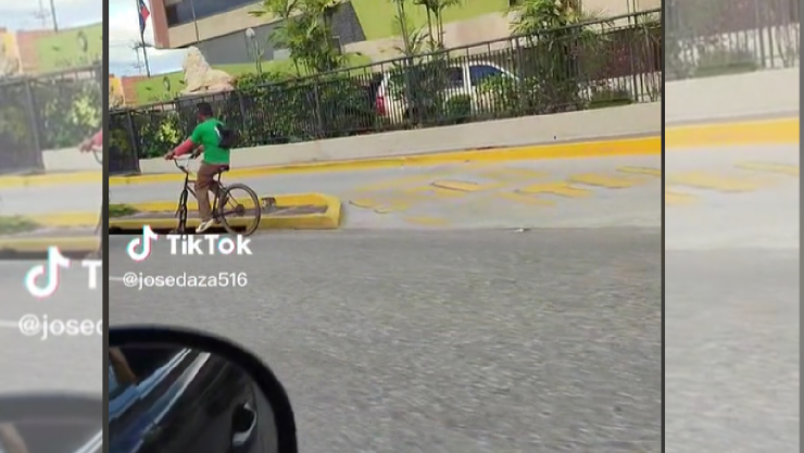 ¡Puro ingenio! Hombre maneja bicicleta sin una llanta, se viraliza