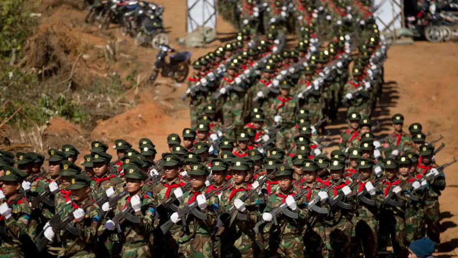 Soldados conmemoran el 52 Día de la Revolución Ta’ang en Mar-Wong, Myanmar.