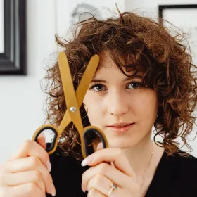Cabello rizado Ideas de corte corto en capas para mujeres que buscan un cambio.jpg