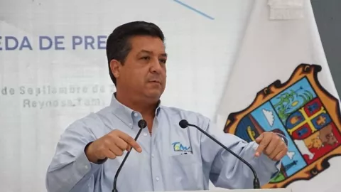 Cabeza de Vaca evita la captura; Interpol retira la Ficha Roja en su contra