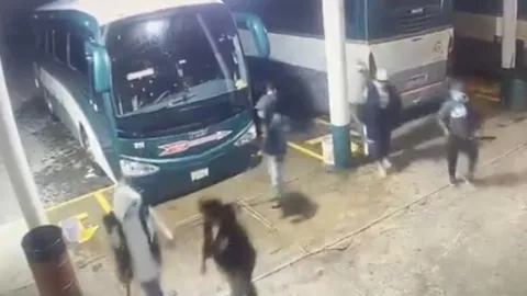 Gobierno del Edomex: normalistas ya devolvieron autobuses y operadores secuestrados