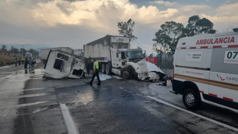 ¿Vas a viajar por la México-Puebla? Fuerte accidente entre tráilers colapsa la circulación