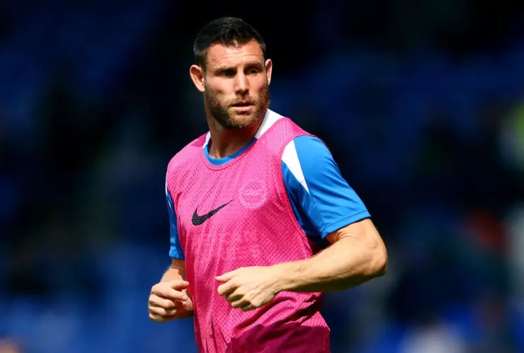 James Milner en un calentamiento con el Bringhton