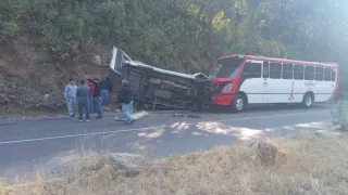 FOTOS: Peregrinos quedaron prensados tras choque entre camión y camioneta hoy; van al menos 2 muertos y múltiples heridos