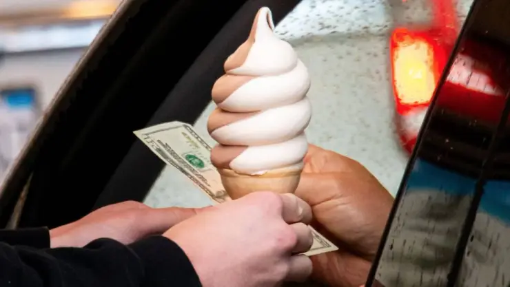 Un hombre pide un helado desde su auto