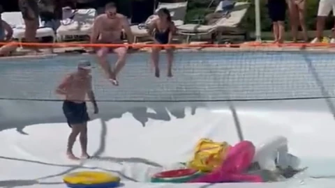 Hombre muere socavón piscina