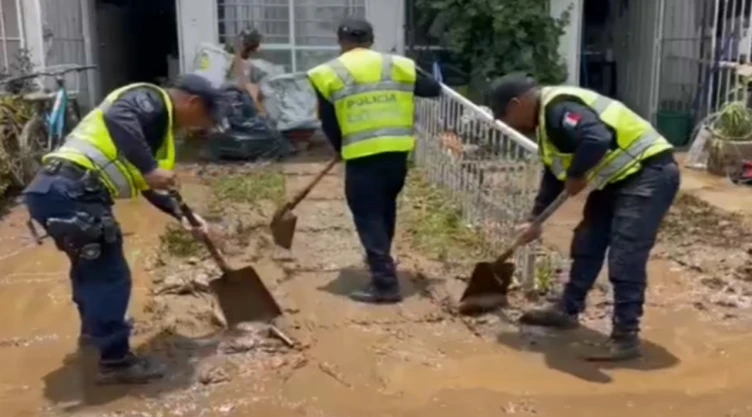 Continúan trabajos de limpieza en viviendas de Chalco tras fuertes lluvias