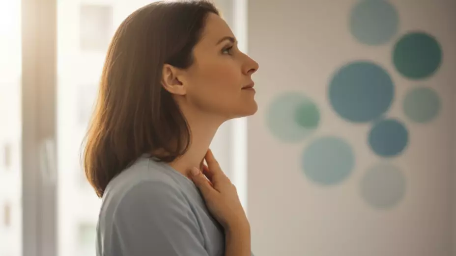 El cáncer de tiroides es una proliferación celular en la glándula tiroidea. Existen varios tipos; la mayoría crecen lentamente.