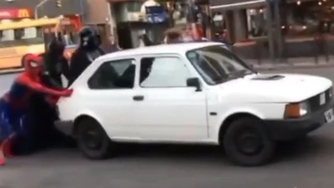 Personas disfrazadas ayudan a pareja