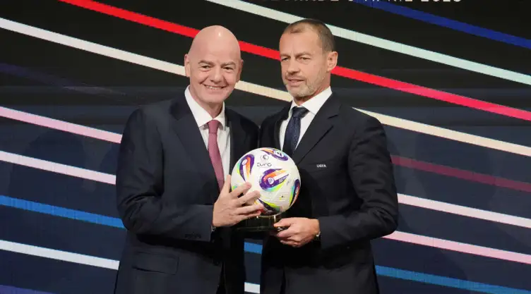 Los presidentes de la FIFA, Gianni Infantino, y de la UEFA, Aleksander Ceferin.