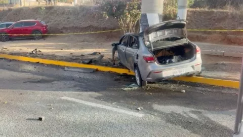 FOTOS: Mueren 3 jóvenes tras estrellarse contra un puente peatonal