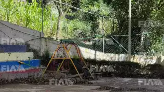 A un mes de la tragedia, escuela en Pahuatlán sigue sepultada entre lodo y piedras
