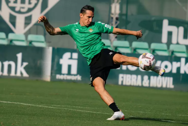 Andrés Guardado entrena con el Real Betis
