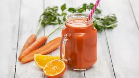 Jugo de zanahoria con germinado de alfalfa, una bebida natural y nutritiva