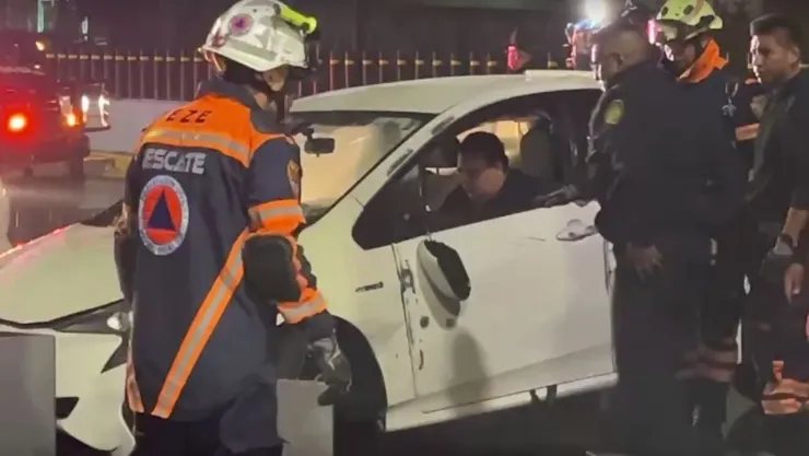Volcadura en el Segundo Piso de Periférico, conductor se resulta ileso de milagro