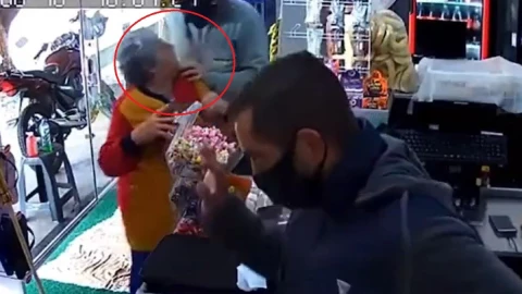 Toman de rehen a abuelita durante asalto.