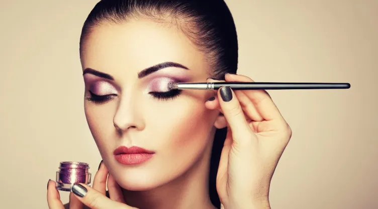 Cómo maquillar las cejas a partir de los 40 para rejuvenecer el rostro