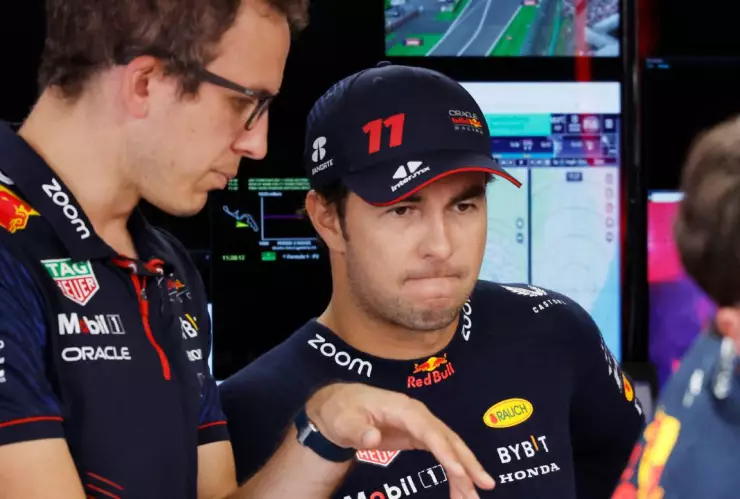 Checo Pérez sufre un desastre en el GP de Japón, pero termina campeón con Red Bull Racing