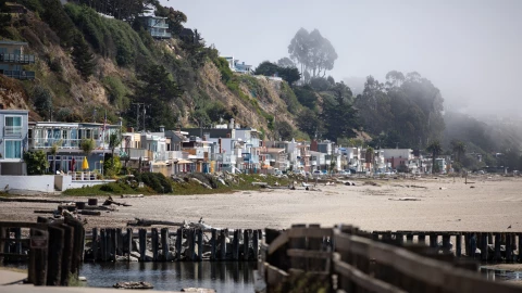 una vista del pueblo Apton en el estado de California. 