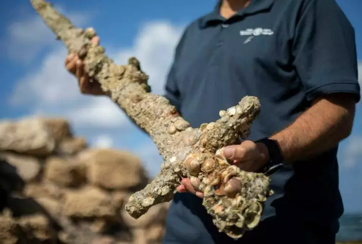 buzo-espada-caballero-cruzado