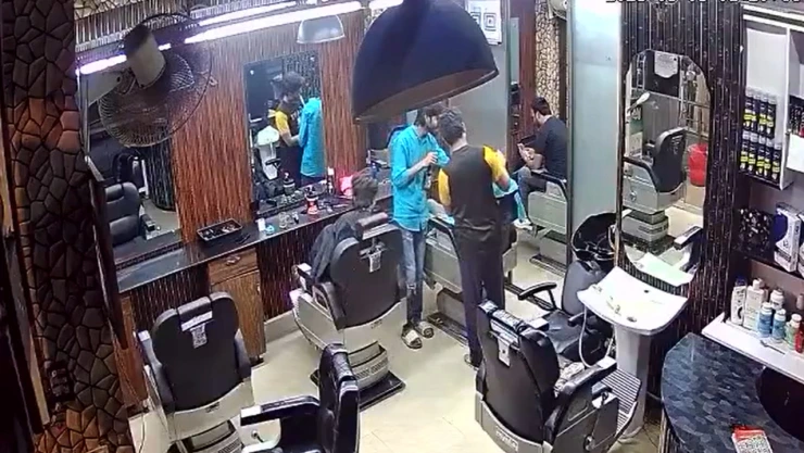 Barbero deja inconsiente a cliente por corte de cabello en India