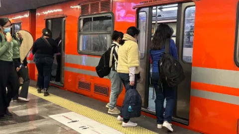 Metro CDMX HOY 1 de marzo 2026: Retrasos y avance de trenes por concierto de Shakira en Zócalo