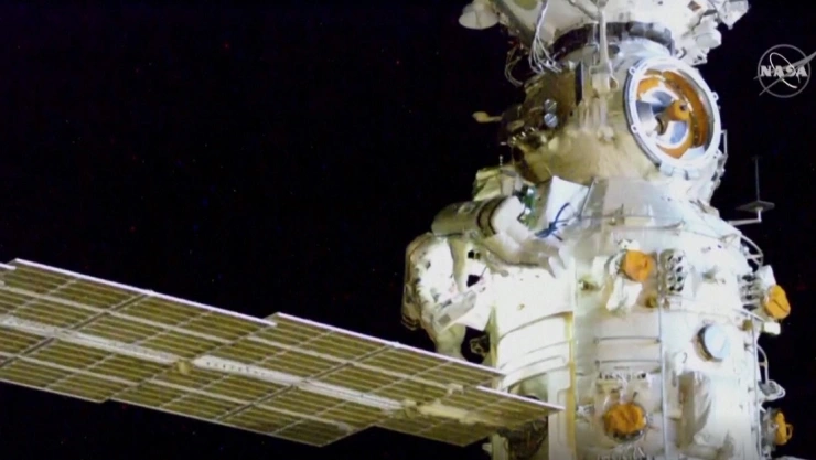 Cosmonautas realizan caminata fuera de estación espacial internacional