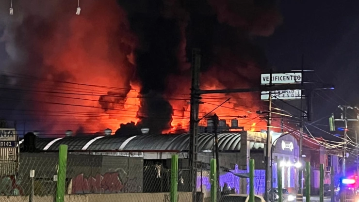 Incendio frente a estaci&oacute;n del Tren Ligero La Noria, Xochimilco