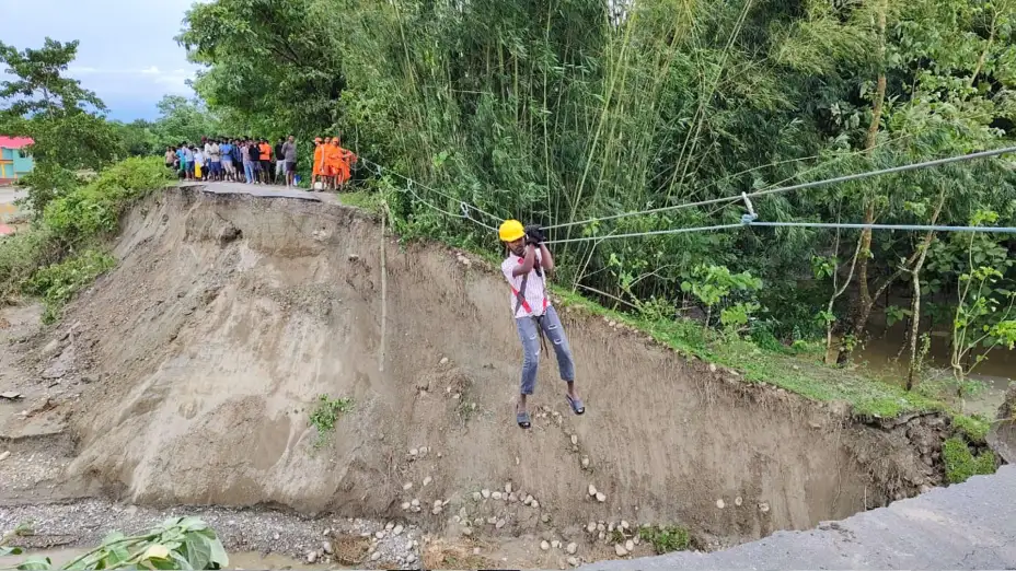 Evacuación de personas tras deslaves en Bengala Occidental, India.