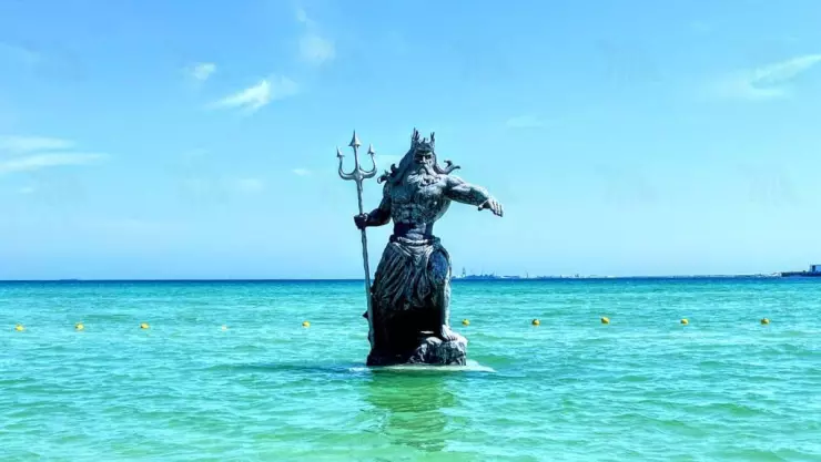 Así luce la SORPRENDENTE estatua de Poseidón en el mar de Progreso.