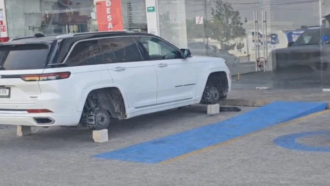 camioneta sin llantas