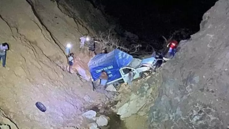 Camioneta cae a barranco.jpg