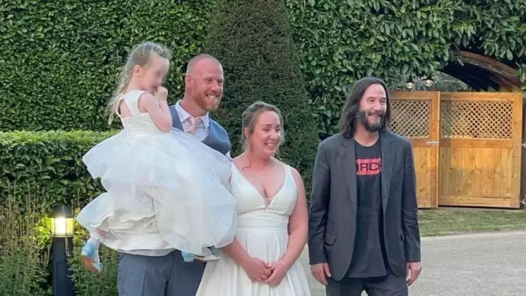 Hombre se encuentra a Keanu Reeves, lo invita a su boda y ¡VA!