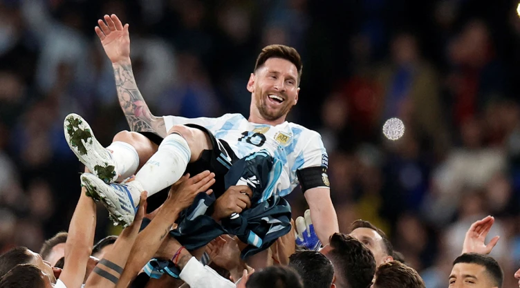 Messi es levantado después de conseguir la Copa de la Finalissima