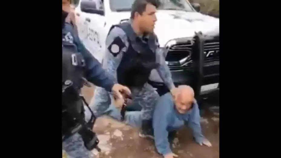 policías someten a adulto mayor puebla.jpg