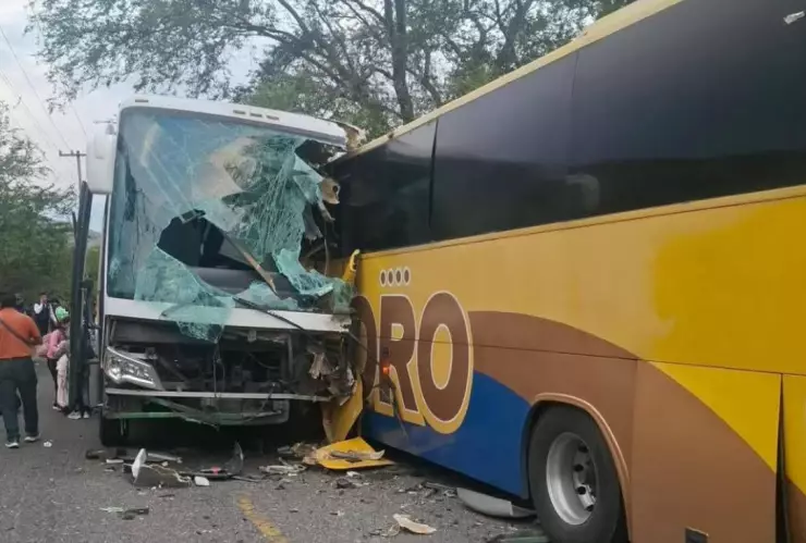 Choque entre dos autobuses deja dos muertos