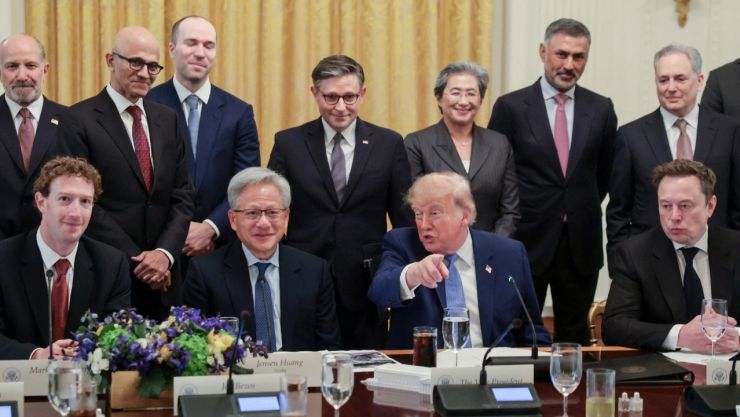 Donald Trump firma acuerdo con Mark Zuckerberg, Sundar Pichai, Greg Brockman, Dario Amodei, Jensen Huang, Alex Karp, Jeff Bezos y Elon Musk.