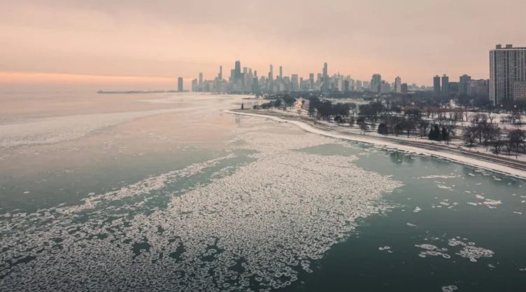Un poco de hielo en el río frente a Chicago.