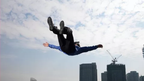 Cae pareja de un cuarto piso