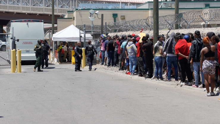 Larga fila de inmigrantes en El Paso, Texas