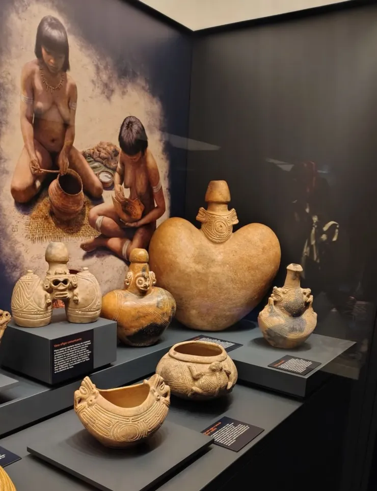 Fragmentos taínos de barro y piedra en la Casa del Cordón reviven una cultura ancestral que sigue latente en el Caribe moderno.