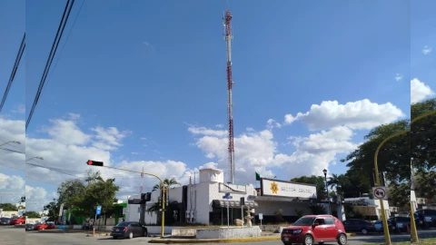 Captan a elemento de la policía en lo alto de una antena; ¿qué hacía ahí?