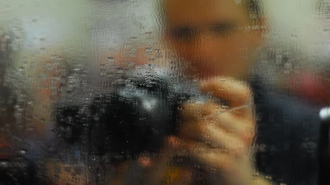 Un reportero se convirtió en un héroe luego de salvar a un hombre de situación de calle de ser arrastrado por la corriente tras las lluvias en Atlixco, Puebla.