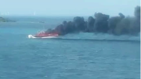 ¡ÚLTIMA HORA! Yate se incendia mientras cruzaba a Isla Mujeres; esto se sabe
