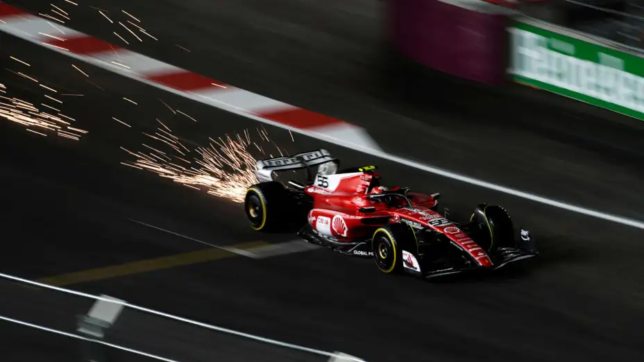 Carlos Sáinz en su Ferrari durante la práctica para el Gran Premio de Las Vegas de la F1.